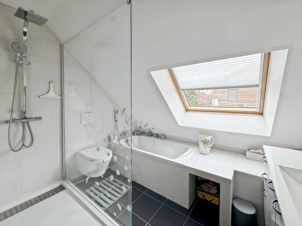 92 Courbevoie – Rue Hoche – Maison familiale avec jardin, garage et annexes