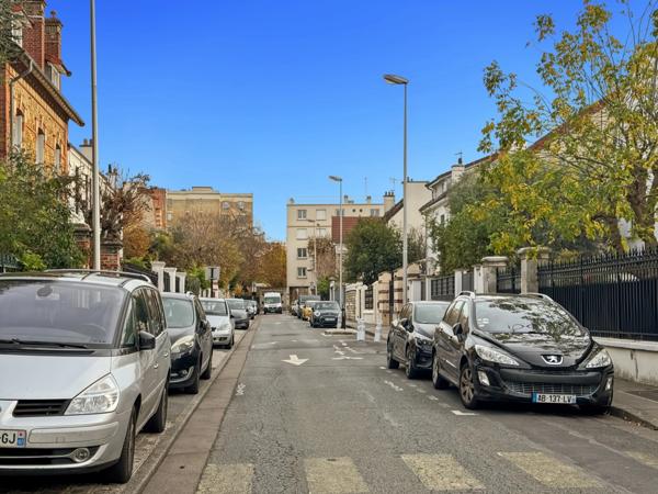 92 Courbevoie – Rue Hoche – Maison familiale avec jardin, garage et annexes