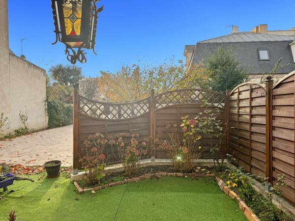 92 Courbevoie – Rue Hoche – Maison familiale avec jardin, garage et annexes