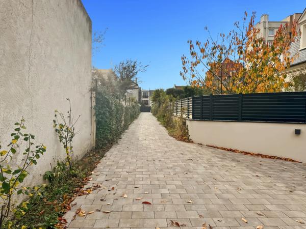 92 Courbevoie – Rue Hoche – Maison familiale avec jardin, garage et annexes