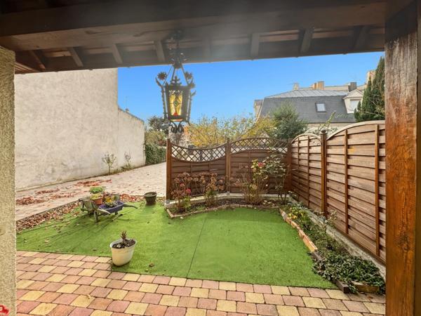 92 Courbevoie – Rue Hoche – Maison familiale avec jardin, garage et annexes