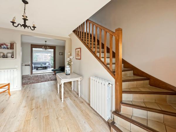 92 Courbevoie – Rue Hoche – Maison familiale avec jardin, garage et annexes