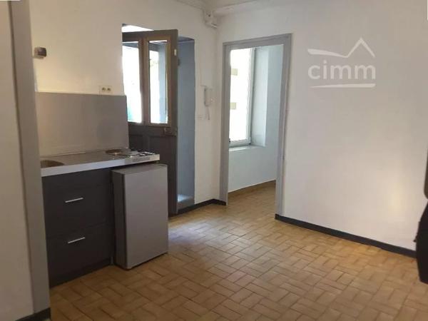 ST RAMBERT D'ALBON . IDEALEMENT situé dans la rue principale du centre ville