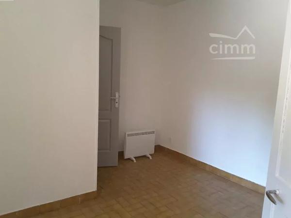 ST RAMBERT D'ALBON . IDEALEMENT situé dans la rue principale du centre ville