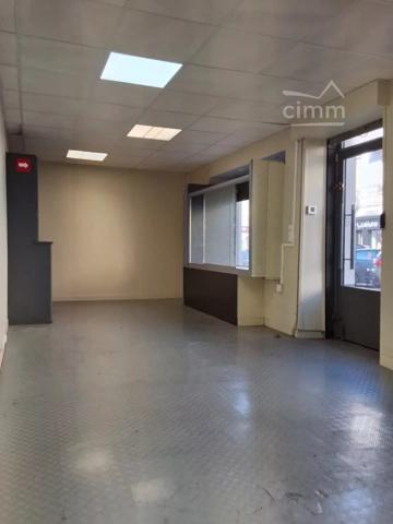 ST RAMBERT D'ALBON . IDEALEMENT situé dans la rue principale du centre ville