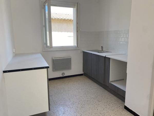 Cabrières-d'Avignon (84220) Appartement au rez-de-chaussée avec garage