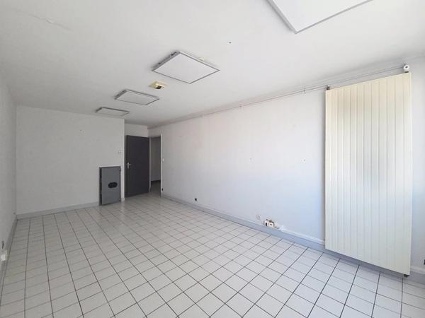 Location Bureau 10 pièces 257 m2 à Saint-Quentin