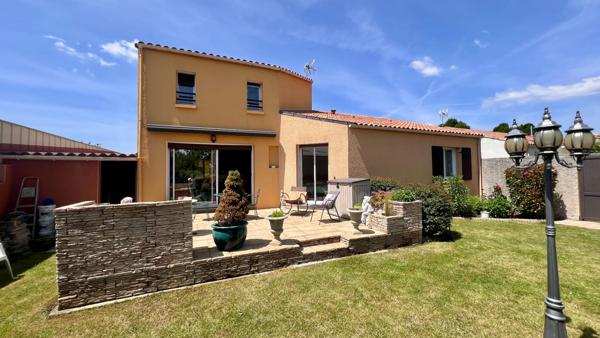 Magnifique Maison proche tous commerce avec Studio et rente  - Route d'Aizenay -