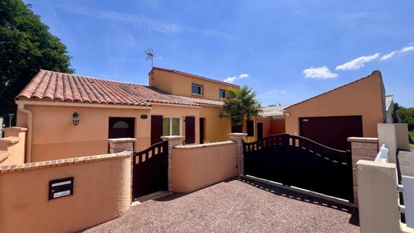 Magnifique Maison proche tous commerce avec Studio et rente  - Route d'Aizenay -