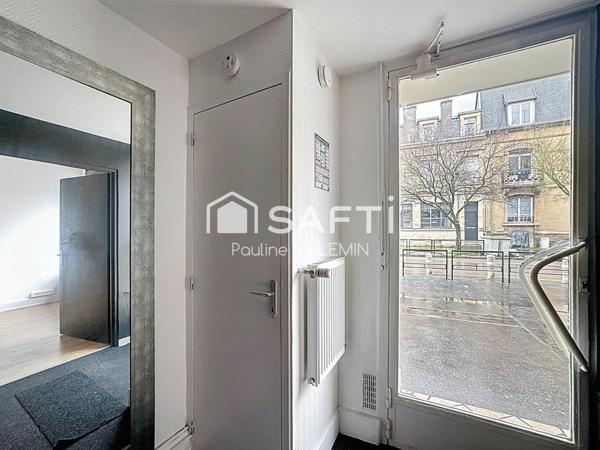 Mur commercial libre de toute occupation