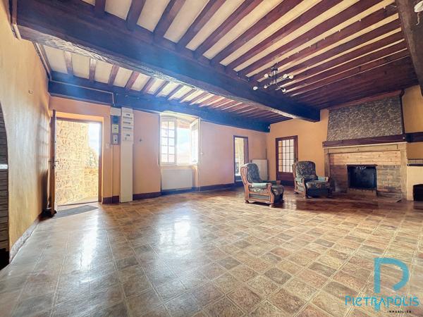 A BULLY  bâtisse en pierre dans un coeur de ferme  à  fort potentielL