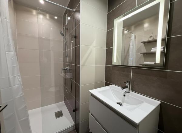 Appartement familial de 96 m², 3 chambres, balcon, parking et tennis