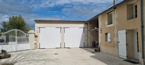 Ouzilly (86380) Longère de charme à fort potentiel avec dépendances et grand terrain piscinable