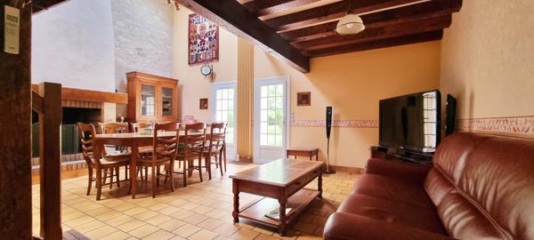 Ouzilly (86380) Longère de charme à fort potentiel avec dépendances et grand terrain piscinable