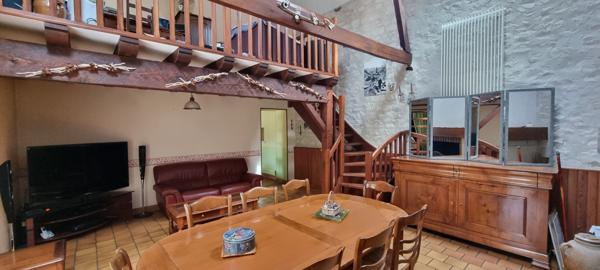 Ouzilly (86380) Longère de charme à fort potentiel avec dépendances et grand terrain piscinable