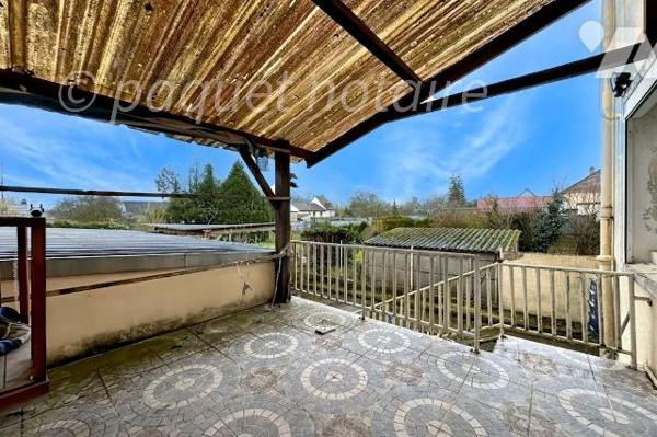 Maison individuelle
Comprenant entrée, cuisine ouverte sur séjour. Accès sur la terrasse de 15...