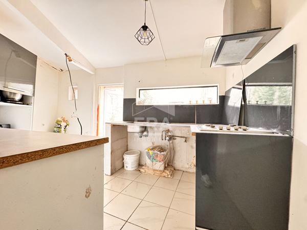 A VENDRE MAISON DE BOURG DE TYPE 4 A FINIR DE RESTAURER.