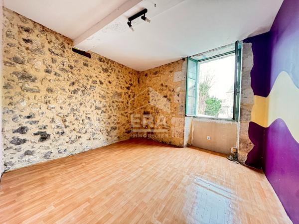 A VENDRE MAISON DE BOURG DE TYPE 4 A FINIR DE RESTAURER.