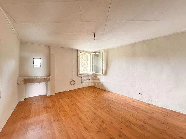 A VENDRE MAISON DE BOURG DE TYPE 4 A FINIR DE RESTAURER.