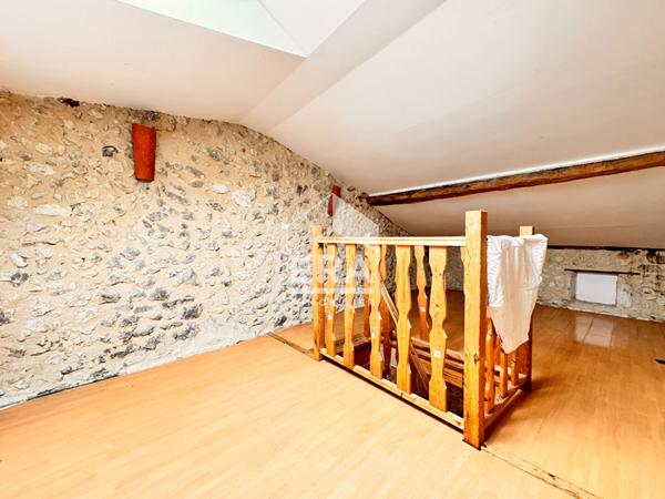 A VENDRE MAISON DE BOURG DE TYPE 4 A FINIR DE RESTAURER.