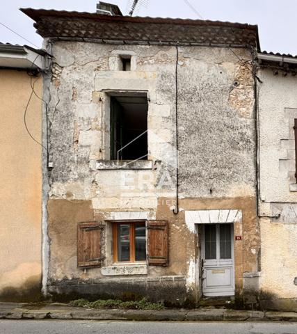 A VENDRE MAISON DE BOURG DE TYPE 4 A FINIR DE RESTAURER.