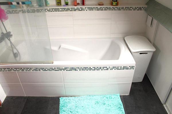 Maison traditionnelle périgourdine, type 9, double garage, piscine couverte, sur un terrain de 1102 m²