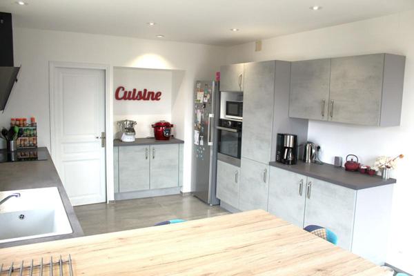 Maison traditionnelle périgourdine, type 9, double garage, piscine couverte, sur un terrain de 1102 m²