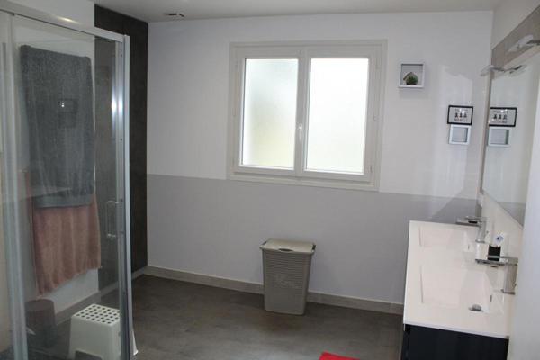 Maison traditionnelle périgourdine, type 9, double garage, piscine couverte, sur un terrain de 1102 m²