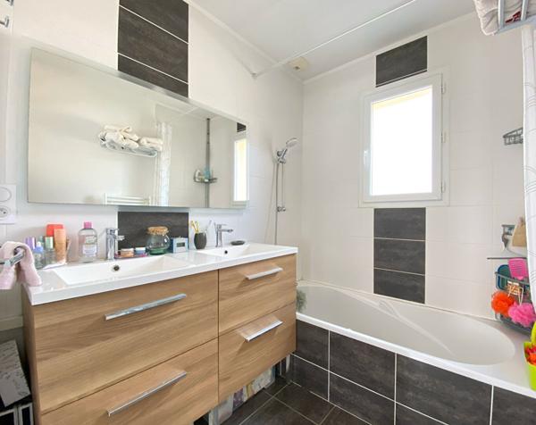 SAINT JEAN D'ILLAC - Agréable maison de plain -pied de 85 m2 avec jardin de 400 m²