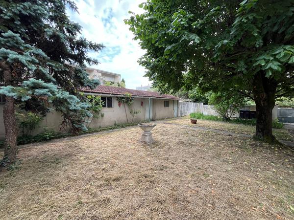 Ensemble immobilier à rénover, quartier Lafond, fort potentiel.