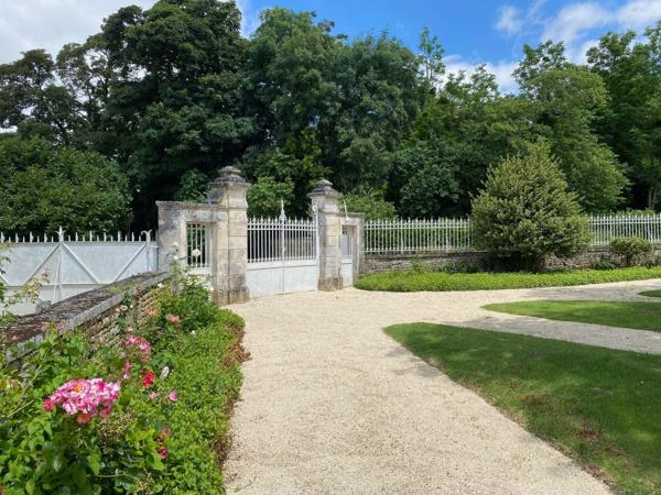 Beau manoir entre ville et campagne à vendre proche de Niort