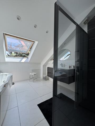 Maison  8 pièce(s)  5 chambre(s)  221 m²