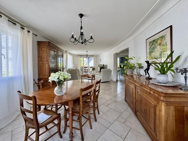 Maison  8 pièce(s)  5 chambre(s)  221 m²