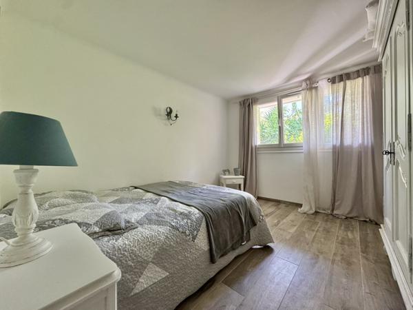 Maison  8 pièce(s)  5 chambre(s)  221 m²
