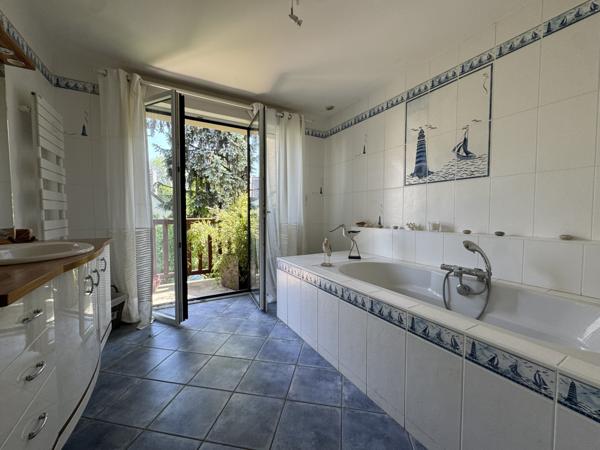 Maison  8 pièce(s)  5 chambre(s)  221 m²