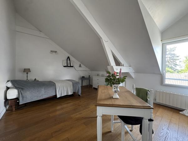 Maison  8 pièce(s)  5 chambre(s)  221 m²