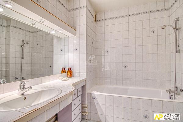 Versailles Clagny Appartement 5 pièces 113 m² rez-de-jardin avec ascenseur, cave et parking et box en sous-sol €690 000 ** - Référence 27259