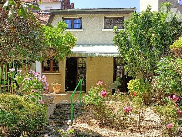 A Saint-Etienne, quartier Le Soleil, une maison de ville avec jardin.