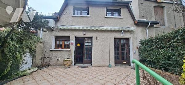 A Saint-Etienne, quartier Le Soleil, une maison de ville avec jardin.