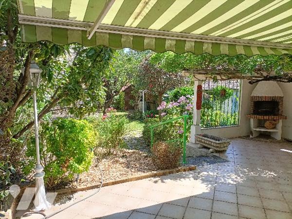 A Saint-Etienne, quartier Le Soleil, une maison de ville avec jardin.