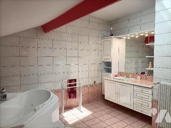 A Saint-Etienne, quartier Le Soleil, une maison de ville avec jardin.