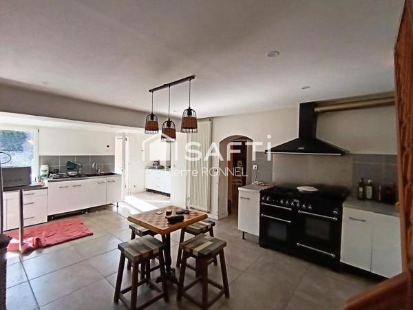 Ensemble immobilier d'environ 466 m² entre Charly sur Marne et Viels-Maisons