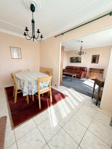 Appartement T3 de 67.25 m² situé à Villeurbanne au Gratte-ciel / séjour double, 2 loggias, dernier étage sans vis-à-vis et cave