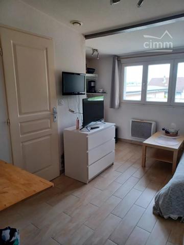 Studio meublé situé au 611 route de Grenoble à Le Versoud au deuxième et dernier étage d'un petit immeuble.