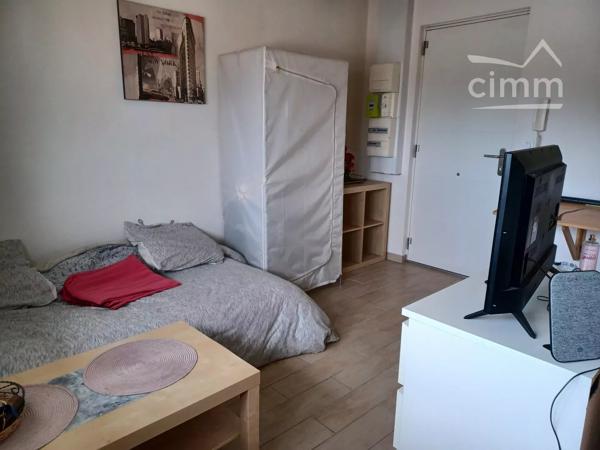 Studio meublé situé au 611 route de Grenoble à Le Versoud au deuxième et dernier étage d'un petit immeuble.