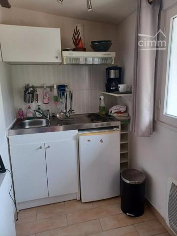Studio meublé situé au 611 route de Grenoble à Le Versoud au deuxième et dernier étage d'un petit immeuble.
