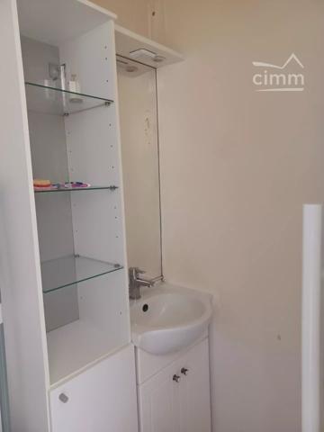 Studio meublé situé au 611 route de Grenoble à Le Versoud au deuxième et dernier étage d'un petit immeuble.