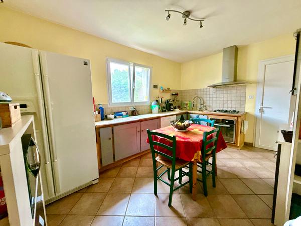 VILLA PLAIN-PIED LUMINEUX AVEC JARDIN ET GARAGE - QUARTIER CALME