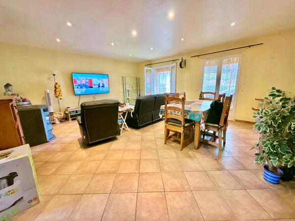 VILLA PLAIN-PIED LUMINEUX AVEC JARDIN ET GARAGE - QUARTIER CALME