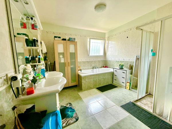 VILLA PLAIN-PIED LUMINEUX AVEC JARDIN ET GARAGE - QUARTIER CALME